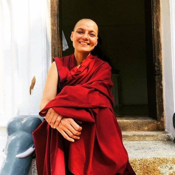 બરખા મદન 10 વર્ષ પહેલા ફિલ્મી દુનિયા છોડીને બૌદ્ધ સાધુ બની ગઈ હતી. તેમનો મોટાભાગનો સમય હિમાચલ પ્રદેશના ધર્મશાળામાં વિતાવે છે.