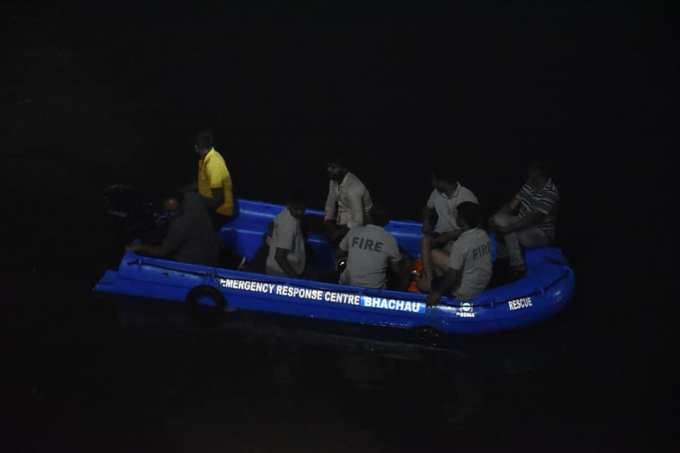 રાત્રી દરમિયાન ચાલેલા રેસ્કયુ ઓપરેશનમાાં અત્યાર સધીમાં કુલ 170 લોકોને નેવી-એરફોર્સ-આર્મી સહિતની એજન્સીએ દેવદૂત બની બચાવી લીધાં છે. રાજ્યના ગૃહમંત્રી હર્ષ સંધવીએ જણાવ્યું હતું કે, આખી રાત ચાલેલું સર્ચ ઓપરેશન અંતિમ તબક્કામાં છે.