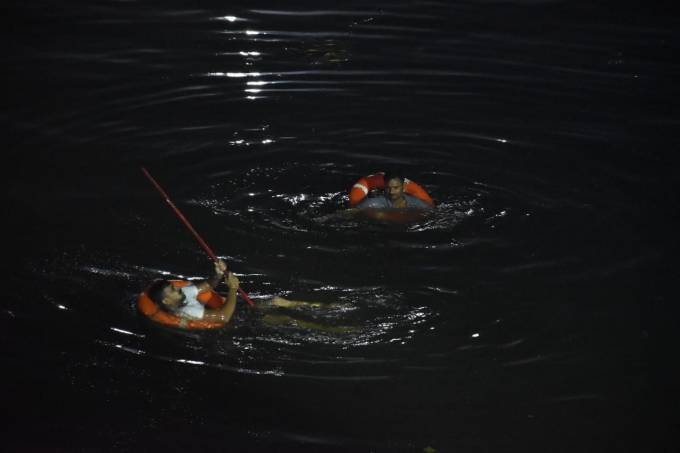 પ્રત્યક્ષદર્શીઓના મીડિયાને જણાવ્યા અનુસાર, સાંજના 6.45ના સમયે મોટી સંખ્યામાં લોકો પુલ પર હતા, કેટલાક લોકો પુલ હલાવવાની મસ્તી પણ કરી રહ્યા હતા અને અચાનક ત્યારબાદ પુલ ધરાશાયી થયો અને લોકો પુલ સાથે નદીમાં પડ્યા હતા.