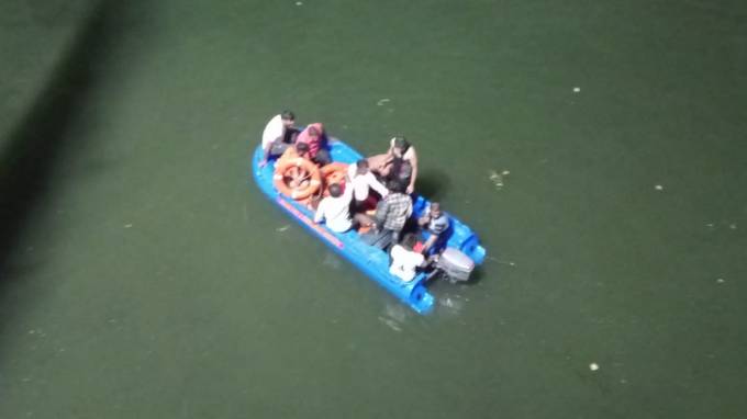 આ સાથે હજુ 2 વ્યક્તિ લાપતા હોવાના સમાચાર મળ્યા છે. આ ઉપરાંત આ ઘટનામાં અત્યાર સુધીમાં કુલ 11 લોકો ઇજાગ્રસ્ત થયા છે. જેમાંથી 6 ઇજાગ્રસ્તોને સારવાર બાદ હોસ્પિટલમાંથી રજા આપી દેવાઇ છે. જ્યારે 5 લોકો હજુ સારવાર હેઠળ છે.