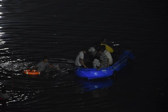 ઉલ્લેખનીય છે કે, આ ઝુલતા પુલને સહેલાણીઓ માટે નવા વર્ષના દિવસે જ ખુલ્લો મુકાયો હતો. ત્યારે ગઇકાલે રવિવારે સાંજે આ પુલ પર આશરે 400થી વધુ લોકો હિલ્લોળે ચડ્યા હોય તેવા દ્રશ્યો સામે આવ્યા હતા. જેના અમુક ક્ષણ બાદ જ આ ઘટનાએ મોરબી સહિત સમગ્ર ગુજરાત અને નેતાઓને હચમચાવી દીધાં છે.