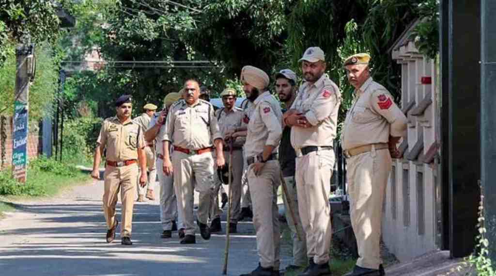 JK DG murder: જમ્મુ કાશ્મીર ડીજી લોહિયાની હત્યામાં ખુલાસો, મલમ લગાવવાના બહાને નોકર અંદર આવ્યો અને આપ્યો અંજામ JK DG murder: જમ્મુ કાશ્મીર ડીજી લોહિયાની હત્યામાં ખુલાસો, મલમ લગાવવાના બહાને નોકર અંદર આવ્યો અને આપ્યો અંજામ