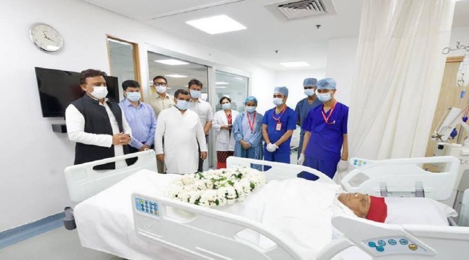 Mulayam Singh Yadav Life Story: મુલાયમ સિંહ યાદવ નામ આવે ને ઉત્તર પ્રદેશ (Uttar Pradesh) યાદ આવી જાય. ભારતીય રાજકીય ક્ષેત્રનો કદાવર ચહેરો અસ્ત થયો છે. 82 વર્ષની વયે એમનું નિધન થયું છે. એમના અંતિમ સંસ્કાર 11 ઓક્ટોબરે સૈફઇમાં કરવામાં આવશે. એમના પાર્થિવ દેહને ગુરૂગ્રામના મેદાંતા હોસ્પિટલમાંથી પહેલા 16 અશોકા અને બાદમાં સૈફઇ ખાતે લઇ જવાશે.