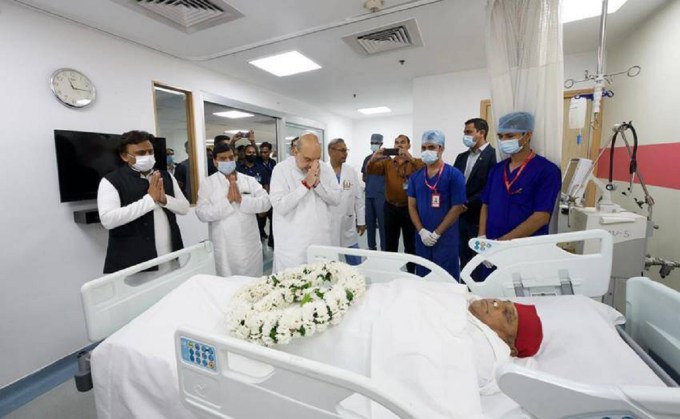 ગૃહમંત્રી અમિત શાહે મેદાંતા હોસ્પિટલ પહોંચી મુલાયમ સિંહ યાદવના અંતિમ દર્શન કર્યા હતા. દેશના વડાપ્રધાન નરેન્દ્ર મોદીથી લઇને યૂપીના મુખ્યમંત્રી સહિતે મુલાયમ સિંહના નિધન અંગે શોક વ્યક્ત કર્યો છે.