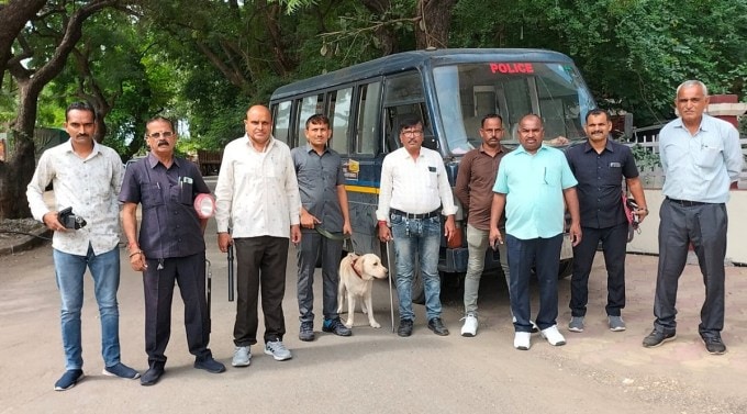 સમગ્ર શહેરમાં પોલીસ અને SPG કમાન્ડો અને ડોગ સ્ક્વોડ દ્વારા ઠેર ઠેર ચેકિંગ હાથ ધરવામાં આવ્યુ. સર્કિટ હાઉસ ખાતે ડોગ સ્કવોર્ડનો સ્ટાઈકર ડોગ ડ્યૂટીમાં જોડાયો. આ ડોગ જામનગર પોલીસમાં છે. સ્ટાઈકર ડોગ પોતાની કામગીરીથી ફેમસ પણ થયો છે. આજે ડોગ સ્કવોર્ડ સાથે સ્ટાઈકર સર્કિટ હાઉસ ખાતે ડુયટી બજાવતો જોવા મળ્યો છે