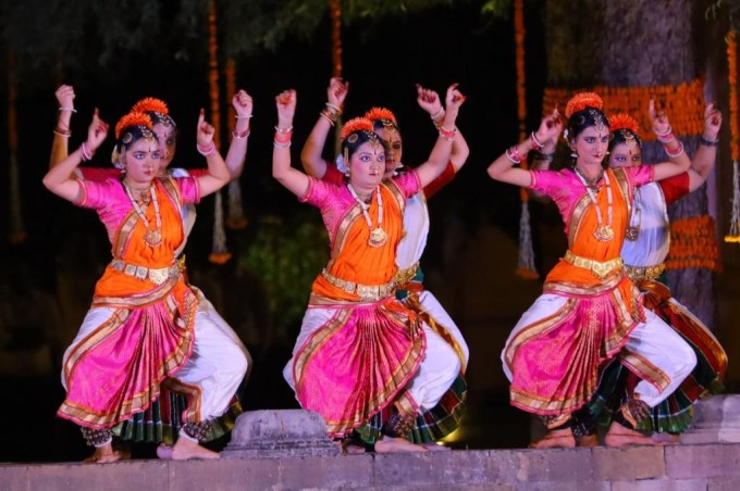 પોતાને મળેલા જનસમર્થનનો ઉલ્લેખ કરતા તેમણે કહ્યું કે, મારા પંચામૃત વિકાસકામોને જનતાનું સમર્થન હંમેશા મળતું રહ્યું છે. પંચામૃત શક્તિના ધ્યેયને ગુજરાતીઓએ આવકાર્યો છે. વીજળી, પાણી, શિક્ષણ, કૃષિ અને સ્વાસ્થયના પંચશક્તિ પર ધ્યાન કેન્દ્રિત કર્યું છે. રસ્તા, રેલ કનેક્ટિવિટી પર એટલું જ ધ્યાન આપ્યું છે તેના ફળ આપણને મળ્યા છે. જ્યોતિ ગ્રામ યોજના અંતર્ગત એક હજાર દિવસમાં ગામે-ગામ વિજળી ઉપલબ્ધ કરી અને દેશમાં પણ યોજનાનો સફળતાપૂર્વક અમલ કર્યો એમ તેમણે ઉમેર્યું હતું.