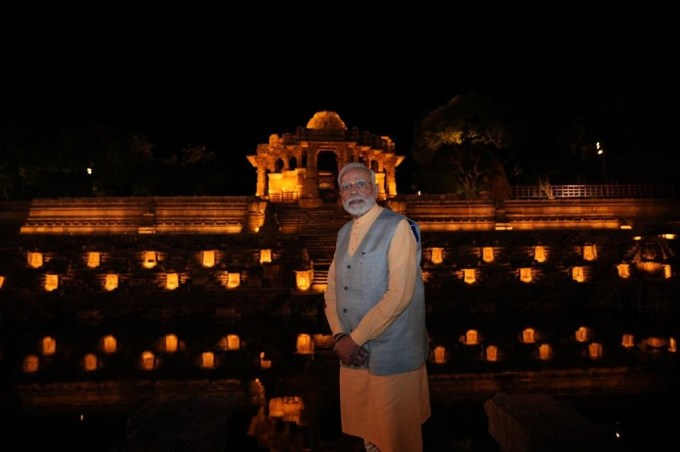 પીએમ મોદીએ કહ્યું કે, વડનગરમાં મેડિકલ કોલેજ, રાજ્યના તમામ જિલ્લામાં સ્વાસ્થ્ય સુવિધા, પ્રધાનમંત્રી જૈનઔષધી કેન્દ્રો જેવી અનેક યોજનાઓ લોકો માટે ઉપયોગી છે. સમગ્ર ઉત્તર ગુજરાત વિસ્તારમાં અનેક પ્રવાસન સ્થળો છે તેનો હજી વધુ વિકાસ કરવો છે. આ સ્થળો ગુજરાત જ નહીં, સમગ્ર દેશ આખાનું આકર્ષણ બને તેવા વિકસાવવા છે.