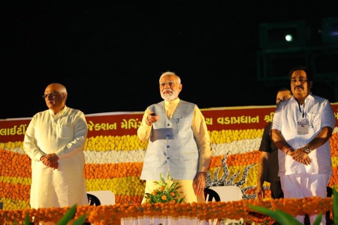 તો આ પ્રસંગે મુખ્યમંત્રી ભૂપેન્દ્ર પટેલે જણાવ્યું કે, ગુજરાતમાં વડાપ્રધાન નરેન્દ્ર મોદીના દિશાદર્શનમાં વિકાસનો ચંદ્ર સોળે કળાએ ખીલ્યો છે. વડાપ્રધાનએ સુશાસનની એક એવી પરંપરા વિકસાવી છે કે જેના ખાતમુહૂર્ત થાય તેના લોકાર્પણ પણ તેમના જ કાર્યકાળમાં થાય. પારદર્શી, સમયબદ્ધ અને પ્રજાના પૈસાનો પૂરેપૂરો સદુપયોગ કરી એક રૂપિયા સામે સવા રૂપિયાનું કામ ગુજરાતમાં વડાપ્રધાનના નેતૃત્વમાં થાય છે.