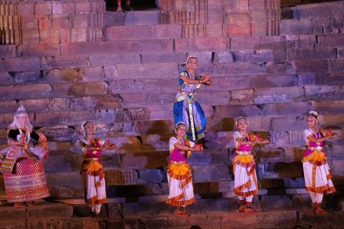 તેમણે કહ્યું કે, સાયકલ બનાવવાના સાંસા હતા એ ગુજરાતમાં હવે ગાડીઓ બનવા માંડી છે. હવે એ દિવસો પણ દૂર નથી કે જ્યારે આપણે વિમાનો બનાવીશું. બહુચરાજી, મોઢેરા, ચાણસ્મા વિસ્તારમાં ફોરલેન રોડ બનાવવાના છે. એ જ રીતે તારંગા-અંબાજી રેલવે લાઇન પ્રોજેક્ટથી આ વિસ્તારની કાયાપલટ કરવી છે.