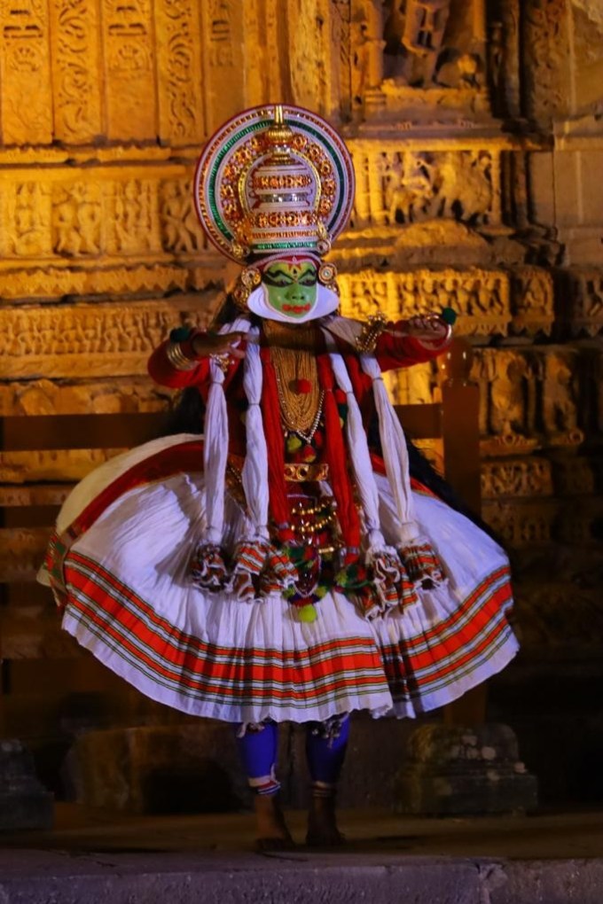 પ્રધાનમંત્રી મોદીએ કહ્યું કે, આ યોજનાથી માત્ર વીજળી જ નહીં પરંતુ તેના વપરાશ બાદ પૈસા પણ મળશે. તેનાથી વિજબીલમાંથી છુટકારો અને નાણાં પણ મળશે. અત્યાર સુધી સરકાર વીજળી ઉત્પાદન કરતી અને લોકો ખરીદતા હતા, પણ હવે તેમાં બદલાવ આવ્યો છે. લોકો ઘરોમાં સોલાર પેનલ લગાવે, ખેડૂતો ખેતરમાં વીજળી ઉત્પન કરે અને સરકાર ખરીદે છે, આ પરિસ્થિતિના કારણે લોકોના જીવનમાં બદલાવ આવ્યો છે. હવે સરકાર લોકોને સોલાર ઉર્જા માટે સહાયરૂપ થાય છે. દેશમાં સૌર ઉર્જાથી ચાલતા પમ્પોનું ઉત્પાદન પણ વધ્યું છે, એમ તેમણે વધુમાં ઉમેર્યું હતું.