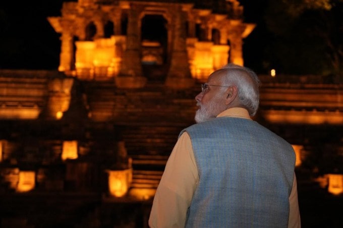 વડાપ્રધાન નરેન્દ્ર મોદીએ મહેસાણા ખાતેથી ભારતના સૌ પ્રથમ સતત સૌર ઊર્જાથી સંચાલિત મોઢેરા ‘સૂર્ય ગ્રામ' રાષ્ટ્રને સમર્પણ કરતા જણાવ્યું કે, આ સૂર્ય ગામના સમર્પણ સાથે જ સમગ્ર ઉત્તર ગુજરાત વિકાસની નવી ઉર્જાનું કેન્દ્ર બન્યું છે. ભગવાન સૂર્યના ધામ મોઢેરામાં શરદ પૂર્ણિમા અને મહર્ષિ વાલ્મિકીની પૂર્ણ્યતિથીનો ત્રિ-વેણી સંગમ રચાયો છે. સૂર્યની જેમ વિકાસનો પ્રકાશ દેશભરમાં સર્વત્ર ફેલાય તે માટે સરકાર કટીબદ્ધ છે તેમ તેમણે ઉમેર્યું હતું.