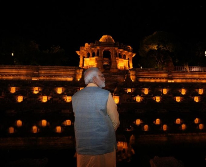 પીએમ મોદીએ કહ્યું કે, મહેસાણા સહિત અનેક વિસ્તારોને વિજળી અને પાણી માટે વલખા મારવા પડતા હતા, એ કપરા દિવસો આપણે જોયા છે, આજની પેઢીને તેની જાણ નહીં હોય. પરંતુ હવે સમગ્ર ચિત્ર બદલાયું છે. આજની યુવા પેઢીને આ બદલાયેલી સ્થિતિનો સમુચિત ઉપયોગ કરવાનો અવસર પણ મળ્યો છે. ગુજરાતમાં છાશવારે હુલ્લડો થતા પણ આજે સમગ્ર સ્થિતિમાં હકારાત્મક બદલાવ આવ્યો છે. એક સમય હતો કે વિકાસના વિરોધનું વાતાવરણ હતુ અને આજે ગુજરાત અને ભારત દેશ વિશ્વમાં પોતાની આગવી છાપ ઉપસાવી રહ્યા છે.