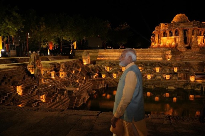 તેમણે ઉમેર્યું કે, વિશ્વના પર્યાવરણ ઇતિહાસમાં મોઢેરાનું નામ સૂવર્ણ અક્ષરે અંકિત થશે. મોઢેરા સૂર્ય મંદિરને ધ્વસ્ત કરવા આક્રાંતાઓએ અનેક પ્રયાસો કર્યા હતા, સંખ્યાબંધ અત્યાચાર થયા હતા. આજે પૌરાણિક મહત્વ સાથે વિશ્વ આખા માટે મોઢેરા મિશાલ બન્યું છે. વિશ્વમાં સૌર ઉર્જાની વાત થશે ત્યારે મોઢેરાનો ઉલ્લેખ અવશ્ય થશે. મોઢેરા ગામમાં બધુ જ સૂર્ય ઉર્જાથી ચાલતું થયું છે તે આપણા માટે ગૌરવની વાત છે. 21મી સદીના આત્મનિર્ભર ભારત માટે આ વિશેષ ભેટ છે. આગામી પેઢીને સુરક્ષા મળે તે માટે દિવસ-રાત નિરંતર પ્રયાસ આપણે કરી રહ્યા છીએ.