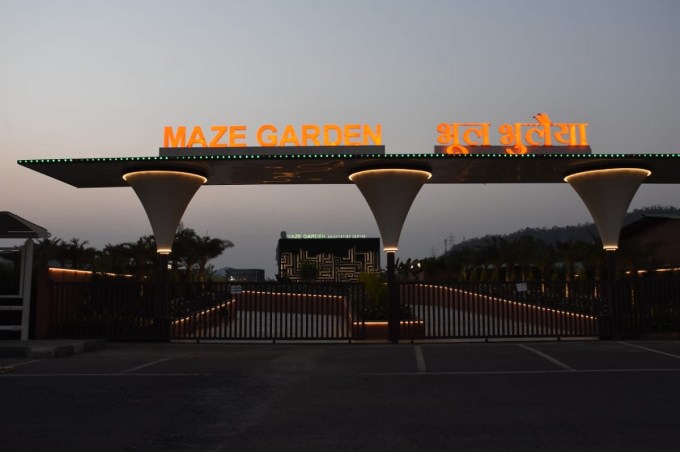 ઉલ્લેખનીય છે કે આ સ્થળ મૂળરૂપે ખડકાળ પથ્થરોની ડમ્પિંગ સાઇટ હતી, જે હવે લીલોછમ ભૂપ્રદેશ બની ગઈ છે. આ નિર્જન વિસ્તારનું આવું પુનરુત્થાન તેના સૌંદર્યમાં તો વધારો કરે જ છે, પણ તેના કારણે એક વાયબ્રન્ટ ઇકોસિસ્ટમનું પણ નિર્માણ થયું છે, જે પક્ષીઓ, પતંગિયા અને મધમાખીઓને પણ આકર્ષે છે. આ સાઇટની સુંદરતા તમામ વયજૂથોના મુલાકાતીઓ, ખાસ કરીને બાળકોને આકર્ષિત કરશે. બાળકો તેના ભુલભુલામણી ભરેલા રસ્તાઓથી આશ્ચર્યચકિત થશે. મુલાકાતીઓને આવવા-જવામાં પરેશાની ન થાય તે સુનિશ્ચિત કરવા માટે પાર્કિંગ, રિફ્રેશમેન્ટ અને શૌચાલયની સુવિધાઓ પણ ઊભી કરવાં આવી છે.