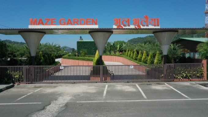તમને જણાવી દઈએ કે, કેવડિયા ખાતે મેઝ (ભુલભુલૈયા) ગાર્ડનનું નિર્માણ કરવામાં આવ્યું છે. 3 એકર વિસ્તારમાં ફેલાયેલો આ મેઝ ગાર્ડન સમગ્ર દેશમાં સૌથી મોટો મેઝ ગાર્ડન છે, જે કુલ 2100 મીટરનો પાથવે ધરાવે છે. કેવડિયા ખાતે બનાવવામાં આવેલ મેઝ ગાર્ડન ‘શ્રીયંત્ર’ ના આકારના યુનિક કોન્સેપ્ટ સાથે ડિઝાઇન કરવામાં આવ્યો છે.