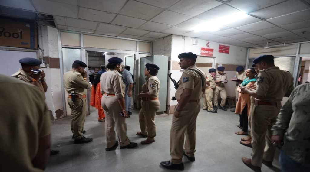 વડોદરા અકસ્માત : કન્ટેનરની ટક્કરથી છકડાના ફૂરચે-ફૂરચા ઉડી ગયા, 10ના મોત, 4 ઈજાગ્રસ્ત