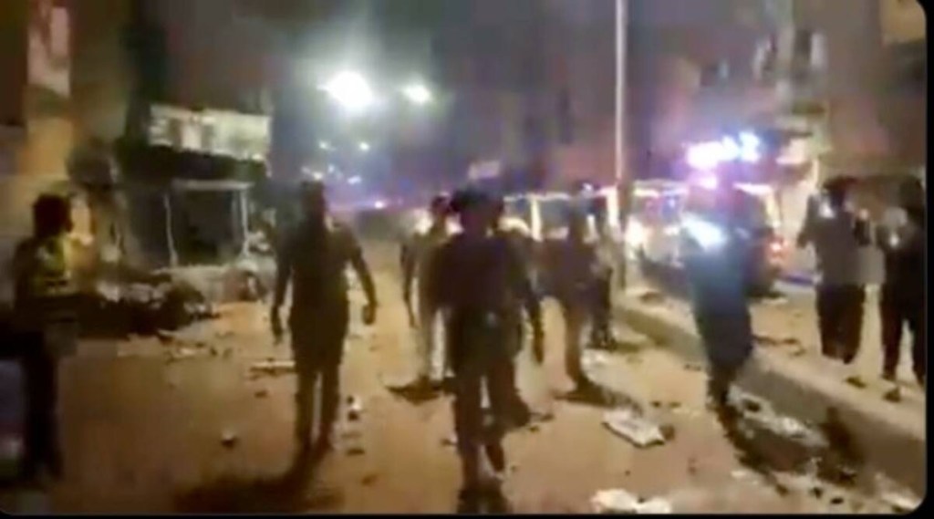 વડોદરામાં ઘર્ષણ: પોલીસ પર પેટ્રોલ બોમ્બ ફેંકાયો, પથ્થરમારો, આગચંપી