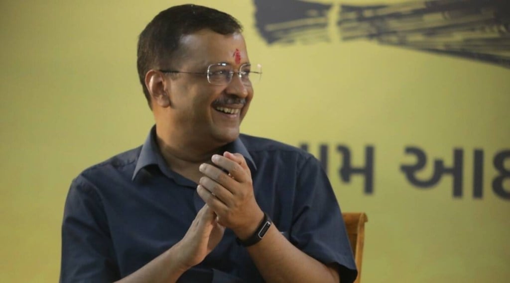 ગુજરાત:  ગરબા કાર્યક્રમમાં અરવિંદ કેજરીવાલ પર પાણીની બોટલ ફેંકાઈ, VIDEO વાયરલ