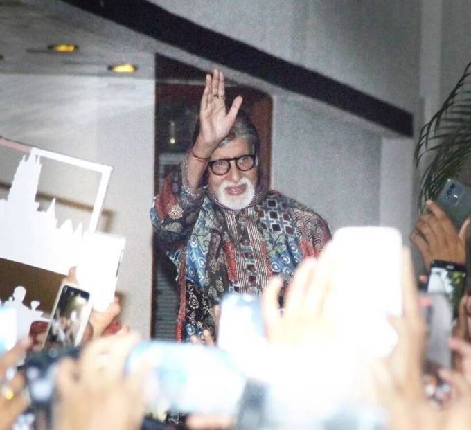 અમિતાભ બચ્ચન તેનો બંગલો જલસાથી બહાર નીકળી તેના પ્રશંસકોને મળ્યા હતા.