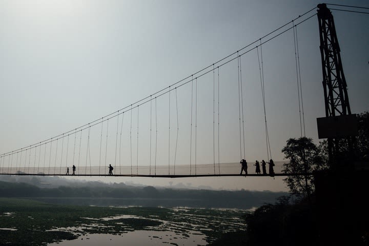 મોરબીના ઝુલતા પુલનું ફિટનેસ સર્ટિફિકેટ વગર જ ઉદઘાટન કરાયું, આ લાપરવાહી માટે જવાબદાર કોણે?