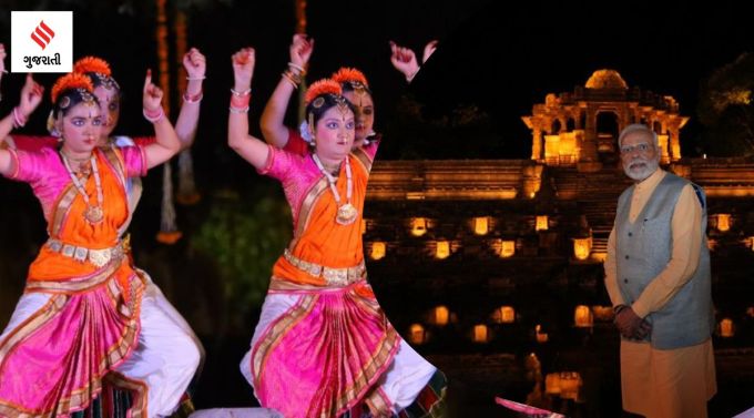 Sun Temple pm modi Photos : પ્રધાનમંત્રી નરેન્દ્ર મોદી (PM Narendra Modi) ત્રણ દિવસના ગુજરાત પ્રવાસે આવેલા છે. આજે તેમણે મોઢેરા (Modhera) માં અને મહેસાણા (Mehsana) જિલ્લામાં રૂપિયા 3092 કરોડના વિકાસકાર્યોનું ખાતમુહૂર્ત કર્યું. જેમાં સોલાર પ્રોજેક્ટ (Solar Projects), સાબરમતીથી જગુદણ રેલવે લાઈન ગેજ કન્વર્ઝન પ્રોજેક્ટ, સુજલામ-સુફલામ સ્પ્રેડીંગ કેનાલ (ખેરવા) થી શીંગોડા તળાવ (વિસનગર) સુધી પાણીના વહન માટે પાઈપલાઈન પ્રોજેક્ટ, પાણી પુરવઠા અને માર્ગ નિર્માણના વિવિધ પ્રોજેક્ટ્સ, ચાર માર્ગીય પાટણ-ગોઝારીયા માર્ગ પ્રોજેક્ટ, મોદીના હસ્તે દૂધસાગર ડેરી ખાતે પાવડર પ્લાન્ટ પ્રોજેક્ટ, મહેસાણા સિવિલ હોસ્પિટલનું પુનનિર્માણ કામ જેવા પ્રજાલક્ષી કામોનો સમાવેશ થાય છે. સોમવારે તારીખ 10 ઓક્ટોબરે જામનગર અને ભરૂચમાં વિવિધ વિકાસકામો તથા 11 ઓક્ટોબરે અમદાવાદમાં સિવિલ હોસ્પિટલ ખાતે મલ્ટિ ઓર્ગન ટ્રાન્સપ્લાન્ટ સેન્ટરનું લોકાપર્ણ કરશે.