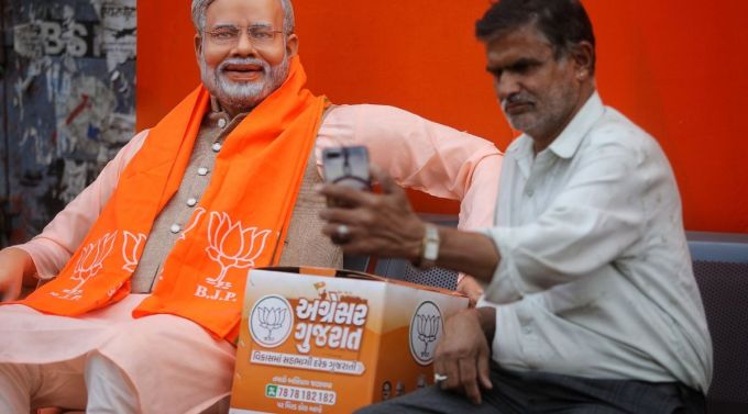 ત્યારે પીએમ મોદીની આબેહૂબ પ્રતિમા સાથે સેલ્ફી લેવા માટે મોટી સંખ્યામાં લોકો ઉમટ્યાં હતાં. આ પ્રતિમાના શણગાર અંગે વાત કરીએ તો પીએમ મોદીએ લાઇટ પીચ કલરના કુર્તા પર જેકેટ અને કેસરીયો ખેસ ધારણ કર્યો છે. અને ચહેરા આત્મવિશ્વાસ સાથે હળવી સ્માઇલ છે. મહત્વનું છે કે, ખડિયાના જૂના જનસંધ કાર્યાલયથી એક RSS કાર્યકર્તાના રૂપમાં રાજકારણની સફર શરૂ કરી હતી. (Express Photo by Nirmal Harindran)