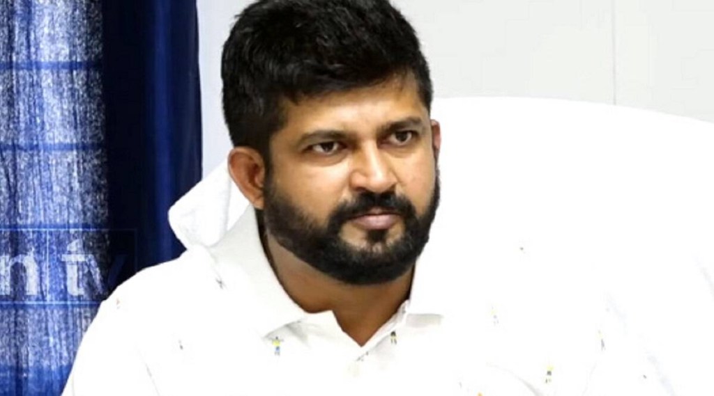 કર્ણાટકમાં એક બસ સ્ટેશનને બીજેપી સાંસદે ગણાવી મસ્જિદ, કહ્યું- ના તોડ્યું તો તે પોતે જેસીબી લઇને જશે કર્ણાટકમાં એક બસ સ્ટેશનને બીજેપી સાંસદે ગણાવી મસ્જિદ, કહ્યું- ના તોડ્યું તો તે પોતે જેસીબી લઇને જશે