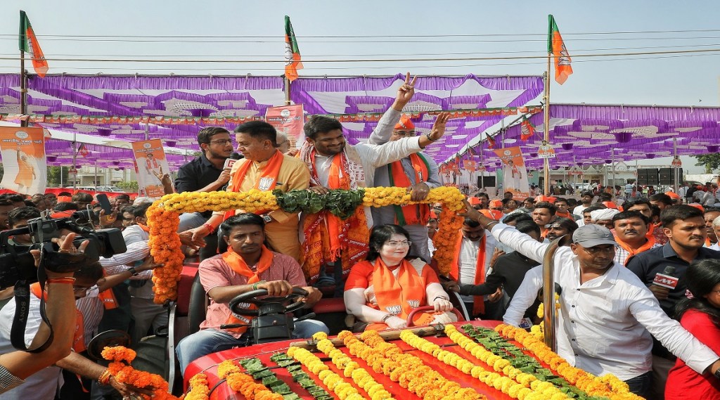 ગુજરાતમાં વિધાનસભા ચૂંટણી 2022: ઉમેદવારી પત્ર ભરતા સમયે હાર્દિક પટેલ અને ગેની બેન ઠાકોરનું શક્તિ પ્રદર્શન ગુજરાતમાં વિધાનસભા ચૂંટણી 2022: ઉમેદવારી પત્ર ભરતા સમયે હાર્દિક પટેલ અને ગેની બેન ઠાકોરનું શક્તિ પ્રદર્શન