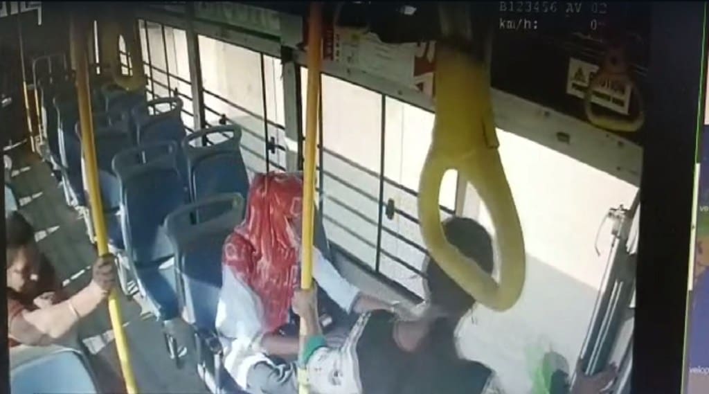 મહેસાણામાં સીટી બસમાંથી મહિલા મુસાફર નીચે પટકાતા થયું મોત, ઘટના CCTVમાં કેદ મહેસાણામાં સીટી બસમાંથી મહિલા મુસાફર નીચે પટકાતા થયું મોત, ઘટના CCTVમાં કેદ
