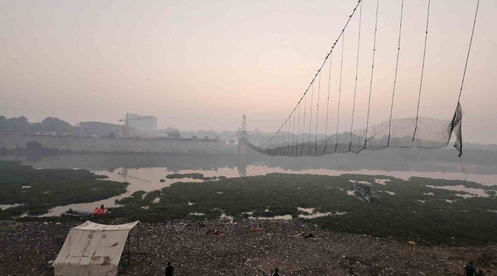 મોરબી પૂલ દુર્ઘટના: કોન્ટ્રાક્ટ ખતમ થવાના 6 વર્ષ સુધી ટેન્ડર કેમ નહીં? ગુજરાત સરકાર અને મોરબી નગરપાલિકાને હાઇકોર્ટે પૂછ્યા આકરા સવાલો