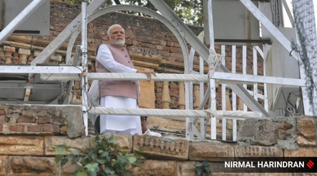 મોરબી પુલ દુર્ઘટના : પ્રધાનમંત્રી નરેન્દ્ર મોદીએ દુર્ઘટનાસ્થળની મુલાકાત લીધી, હોસ્પિટલમાં પીડિતોને મળ્યા