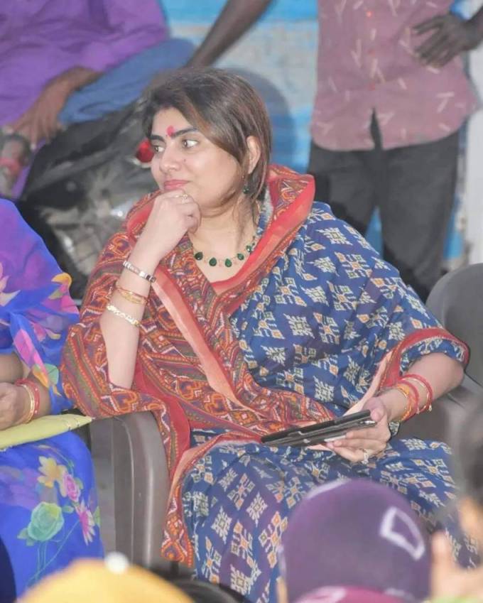 રિવાબા મતદારોને રીઝવવા માટે પૂરજાશમાં પ્રચાર કરી રહી છે. આ દરમિયાન લોકોની સાથે તેને મીડિયા સાથે વાતચીત કરી છે. (Photo: Rivaba Jadeja Facebook)