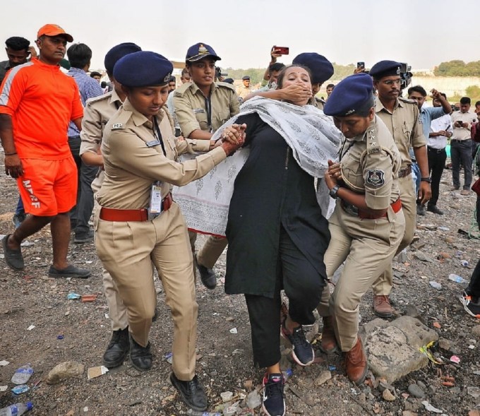 મોરબી દુર્ઘટનાએ ગુજરાત સહિત સમગ્ર દેશને હચમાવી દીધો છે. આ દુર્ઘટનાએ 134 લોકોના મોત થયા છે. પોતાના સ્વજનો ગુમાવવાના દુઃખમાં અનેક પરિવારજનોની આંખમાંથી આંસુ સુકાતા નથી. તો બીજી તરફ આ મુદ્દાને લઈને રાજકારણ પણ ગરમાયું છે. રાજકિય નેતાઓ સત્તાધારી પક્ષ ઉપર આરોપો લગાવી રહ્યા છે. ત્યાર વડાપ્રધાન નરેન્દ્ર મોદી પણ મોરબીની મુલાકાત લેવા પહોંચી ગયા છે. જોકે, વડાપ્રધાન નરેન્દ્ર મોદી આવે એ પહેલા જ એનસીપી નેતા રેશ્મા પટેલ પણ તેમનો વિરોધ કરવા માટે મોરબી પહોંચી ગયા હતા. જોકે, પોલીસે તેમની અટકાયત કરી લીધી હતી. અટકાયત કરતા સમયે પોલીસે રેશ્મા પટેલનું મોંઢુ દબાવી દીધું હતું. પોલીસની આ પ્રકારની અટકાયત કરવાની રીત સામે અનેક પ્રશ્નો ઊભા થાય છે. (Express photo by Nirmal Harindran)