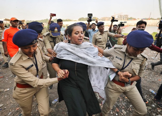 બેસતા વર્ષે લોકો માટે ખુલ્લો મુકાયેલા મોરબીનો ઝુલતો પુલ રવિવારે સાંજના સમયે તૂટી પડ્યો હતો. જેમાં 135 લોકોના મોત નીપજ્યા હતા અને અનેક લોકો ઘાયલ થયા હતા. બ્રિજ ઉપર આ સમયે 400થી વધારે લોકો હાજર હતા. પોલીસે અત્યાર સુધીમાં 9 લોકોની ધરપકડ કરી છે. અને આગળની તપાસ ચાલું છે. (Express photo by Nirmal Harindran)