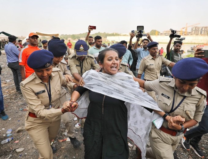 સોશિયલ મીડિયા ઉપર પણ રાજ્ય સરકાર અને મોરબી નગરપાલિકાની બેદરકારી ઉપર આરોપ અને પ્રશ્નો થઈ રહ્યા છે. બીજી તરફ દુર્ઘટનામાં સ્વજનો ગુમાવનાર પરિવારજનોમાં આક્રંદ છવાયો છે. (Express photo by Nirmal Harindran)