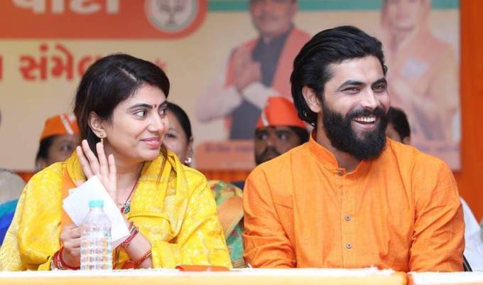 પત્રકાર રાજદીપ સરદેસાઇના સવાલનો જવાબ રિવાબાએ વિનમ્રતા સાથે જવાબ આપ્યો હતો. રિવાબાએ કહ્યું કે, મને ગર્વ છે કે, મારી સાથે મારા પતિનું નામ જોડેયેલું છે. જો કોઇ એવી વાત કરે છે કે તેના નામના કારણે મને ટિકીટ મળી છે તો તે ખરું છે.