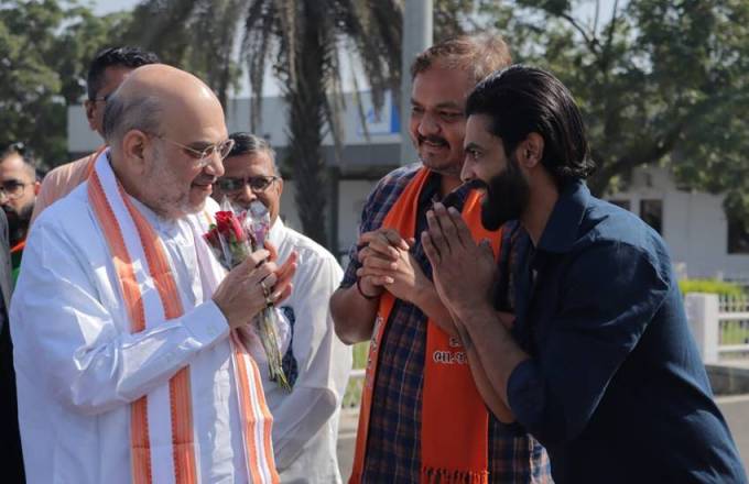 ઉલ્લેખનીય છે કે, રિવાબા જાડેજા વર્ષ 2019માં લોકસભા ચૂંટણી પહેલા બીજેપી સાથે તેને રાજકીય સફરની શરીઆત કરી હતી. ત્યારે રિવાબા પ્રથમ વાર ચૂંટણીમાં ભાગ લઇ રહી છે. ત્યારે જોઇ લોકો રિવાબાને મોકો આપે છે કે નહીં. (Photo: Rivaba Jadeja Facebook)