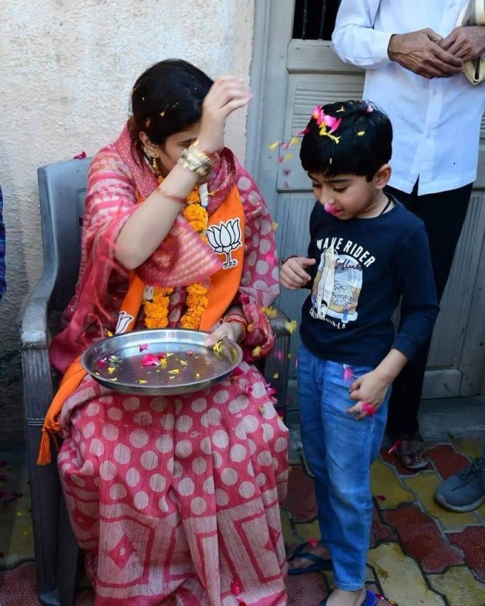 રિવાબા જાડેજાએ 2019માં લોકસભા ચૂંટણી પહેલા રાજનીતિમાં એન્ટ્રી કરી હતી. હવે બીજેપીએ તેમને જામનગર નોર્થની પોતાના ઉમેદવાર બનાવ્યા છે. (Photo: Rivaba Jadeja Instagram)