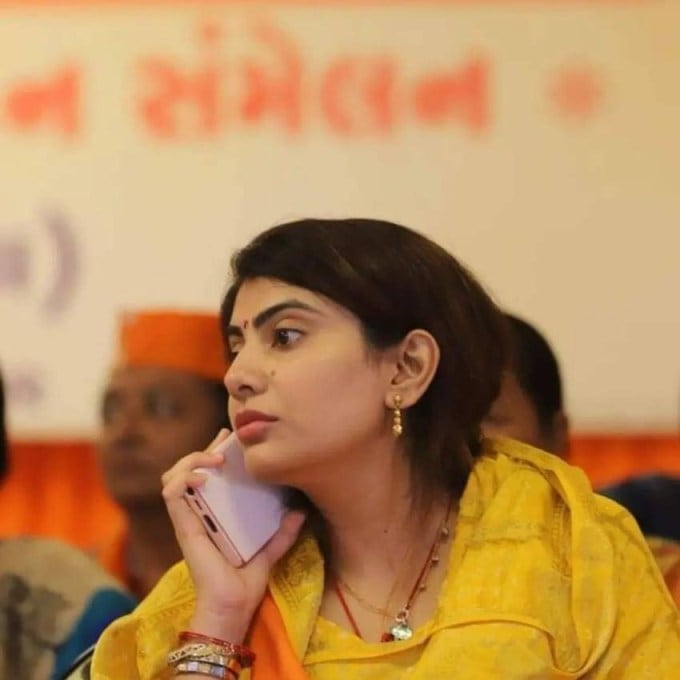 રિવાબાએ મેકેનિકલ એન્જીનિયરનો અભ્યાસ કર્યો છે. રાજનીતિમાં આવ્યા પછી તે હંમેશા સાડીમાં જ જોવા મળે છે. (Photo: Rivaba Jadeja Instagram)