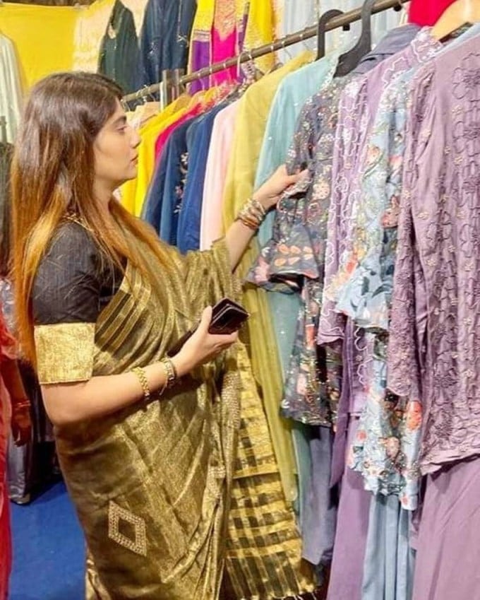 રિવાબા પાસે સાડીઓનું ઘણું કલેક્શન છે. તેમના પર દરેક રંગની સાડી સૂટ કરે છે. (Photo: Rivaba Jadeja Instagram)