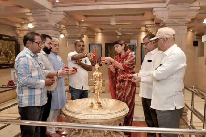 રિવાબા એક સામાજિક કાર્યકર અને બિઝનેસમેન તરીકે પણ ઓળખાય છે. તે ફૂડ બિઝનેસમાં છે અને રેસ્ટોરન્ટ ચલાવે છે. (Photo: Rivaba Jadeja Instagram)