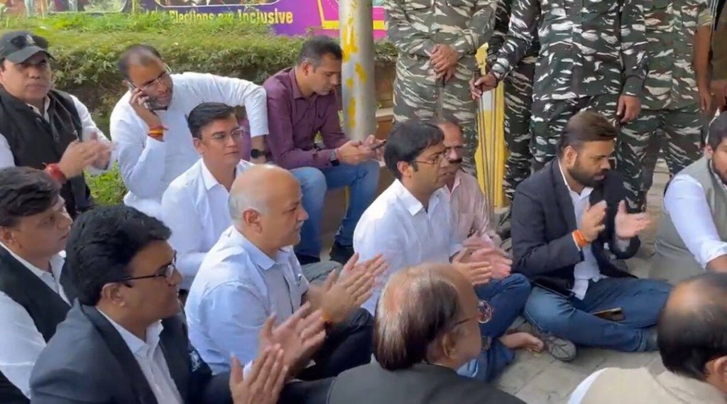 ‘કંચન જરીવાલાની ગન પોઈન્ટ પર ઉમેદવારી પાછી ખેંચાવાઈ’, ભાજપ પર ગંભીર આરોપ સાથે AAPના ચૂંટણી પંચની ઓફિસે ધરણા