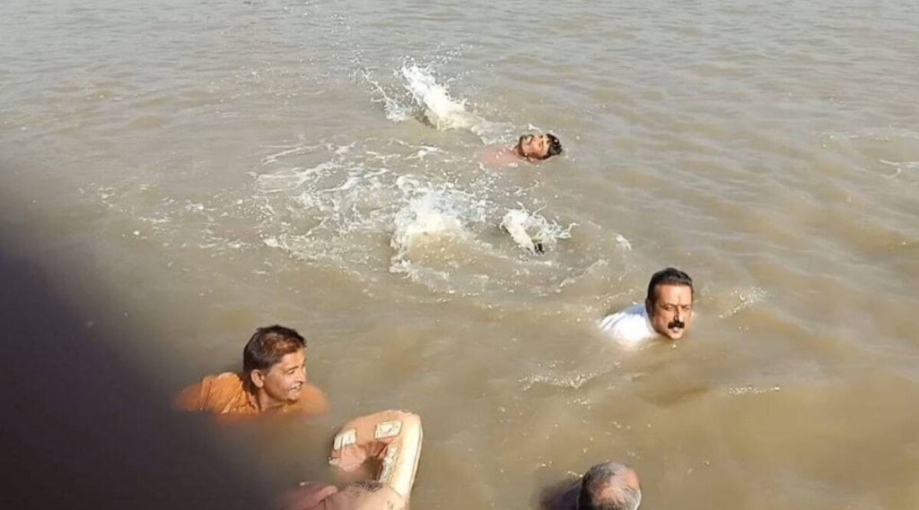 ગુજરાત વિધાનસભા ચૂંટણીઃ તરીને ખાડી પાર કરીને ચર્ચામાં આવ્યા અમરીશ ડેર, કોંગ્રેસના આ MLAએ 2017માં તોડ્યો હતો બીજેપીનો ગઢ ગુજરાત વિધાનસભા ચૂંટણીઃ તરીને ખાડી પાર કરીને ચર્ચામાં આવ્યા અમરીશ ડેર, કોંગ્રેસના આ MLAએ 2017માં તોડ્યો હતો બીજેપીનો ગઢ