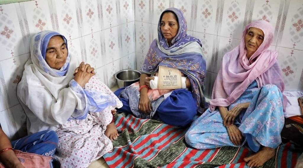 મોરબી પુલ દુર્ઘટનાઃ “મારો પરિવાર જતો રહ્યો હું આ પૈસાનું શું કરું”, વળતરના ચેક વિતરણ સમયે પરિવારજનોનું કલ્પાંત