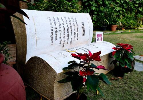 અમિતાભ બચ્ચનના પિતા હરિવંશ રાય બચ્ચનની યાદમાં પુસ્તક આકારની બેન્ચનું નિર્માણ, બિગ બીએ કહ્યું…