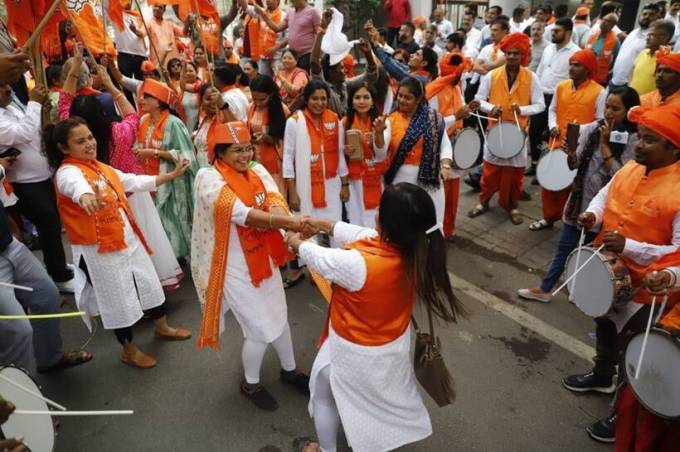 ચૂંટણી પરિણામ આવતા જ છવિ સ્પષ્ટ થઇ જતા ભાજપના નેતાઓ અને કાર્યકરો ઉજવણી કરતા જોવા મળ્યા હતા. (Express Photo by Nirmal Harindran)