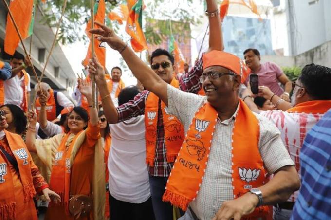સુરતમાં ભાજપના કાર્યકરો પાર્ટી કાર્યાલયની બહાર ઉજવણી કરતી તસવીર. (Express Photo by Nirmal Harindran)