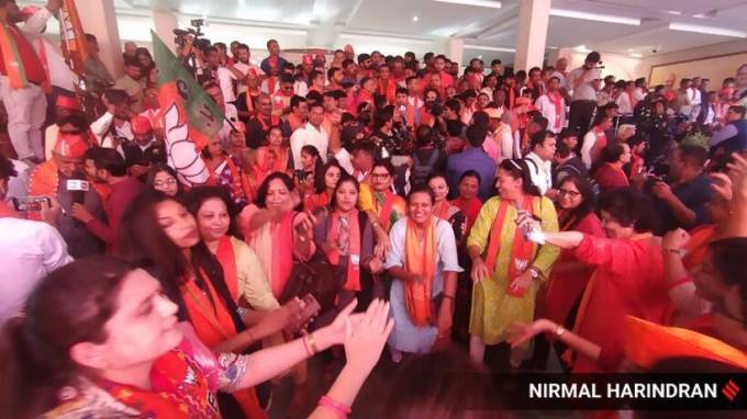 પાર્ટીના નેતાઓએ ભાજપની જીતનો શ્રેય વડાપ્રધાન નરેન્દ્ર મોદીના વિઝનને આપ્યો હતો. ભાજપના નેતાઓનું કહેવું છે કે આ જીતે ફરી એકવાર ગુજરાત મોડલ પર મહોર લગાવી છે. (Express Photo by Nirmal Harindran)