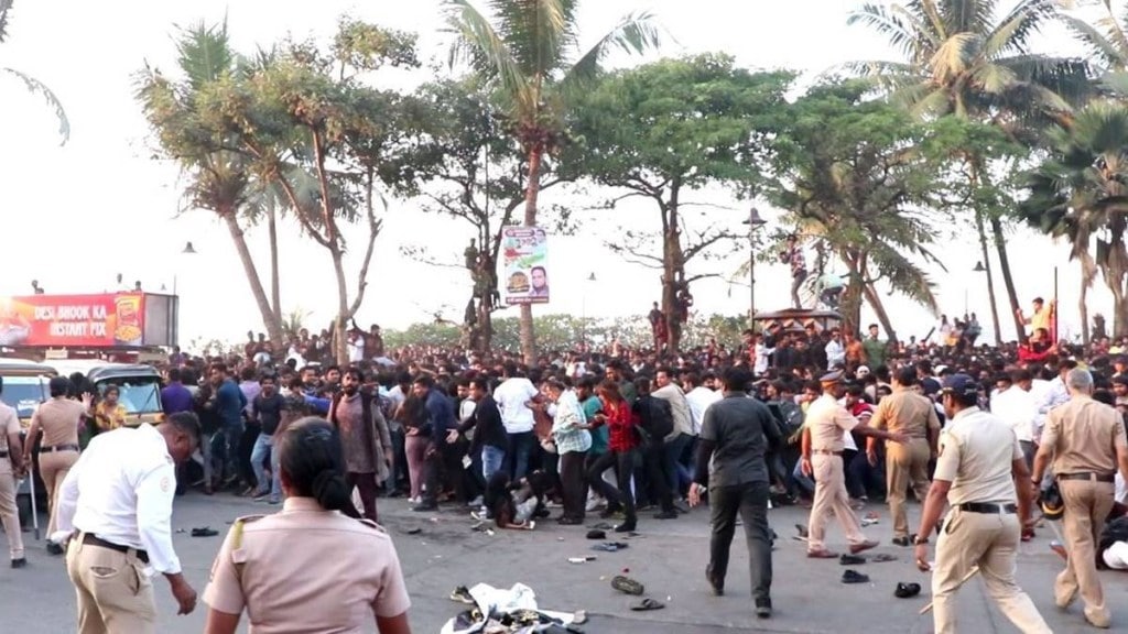 Salman Khan Birth Day : સલમાન ખાનના બાંદ્રા સ્થિત ઘરની સામે મોટી સંખ્યામાં ઉમટ્યા પ્રશંસકો, કાબુ કરવા માટે પોલીસે કર્યો લાઠીચાર્જ