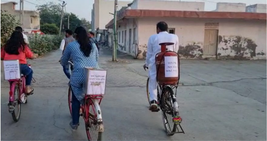 ગુજરાત ચૂંટણી પહેલા તબક્કાનું મતદાન: અમરેલી કોંગ્રેસ ઉમેદવાર ગેસ સિલિન્ડર સાથે પહોંચ્યા મતદાન મથકે ગુજરાત ચૂંટણી પહેલા તબક્કાનું મતદાન: અમરેલી કોંગ્રેસ ઉમેદવાર ગેસ સિલિન્ડર સાથે પહોંચ્યા મતદાન મથકે